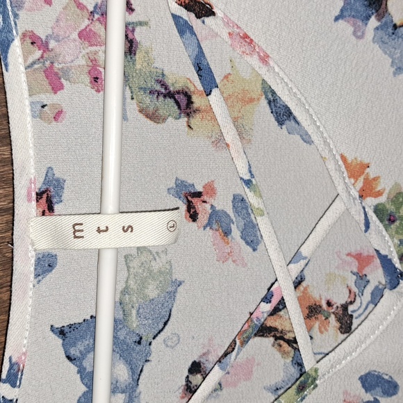 mts size large top, multicolored floral pattern on cream background - Picture 2 of 4